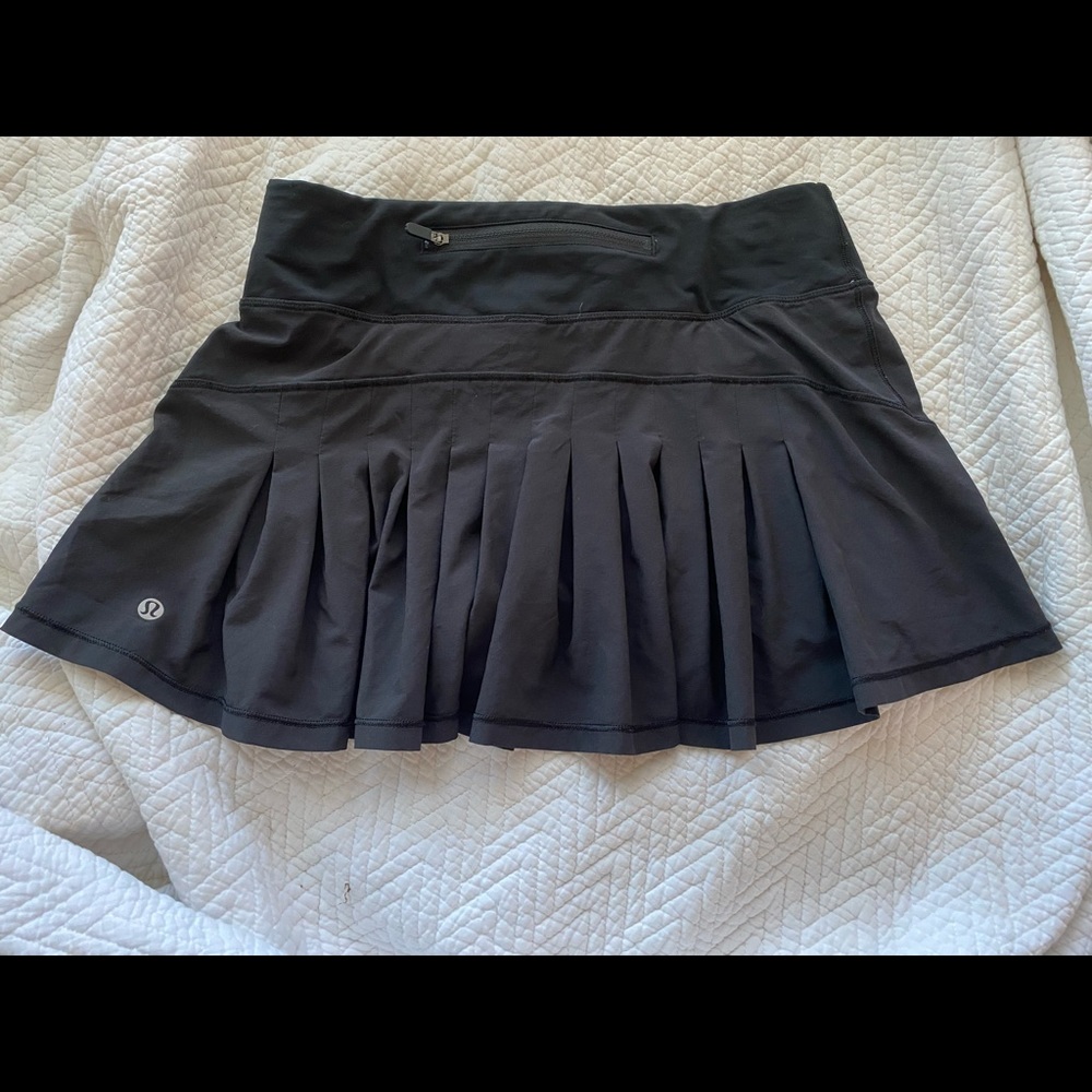 Lululemon Circuit Breaker ll black skirt size 4 - rare find!